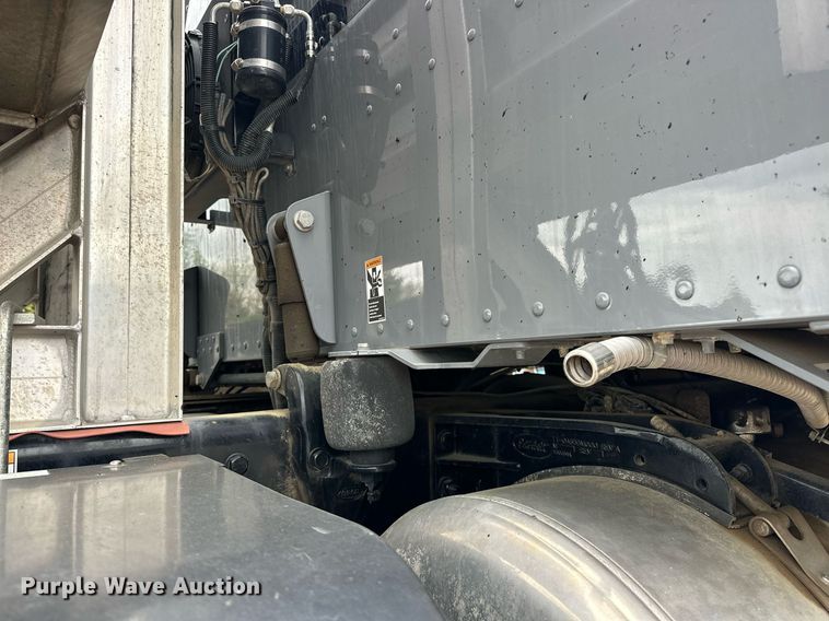 image for item DS3634 2022 Peterbilt 389 semi truck