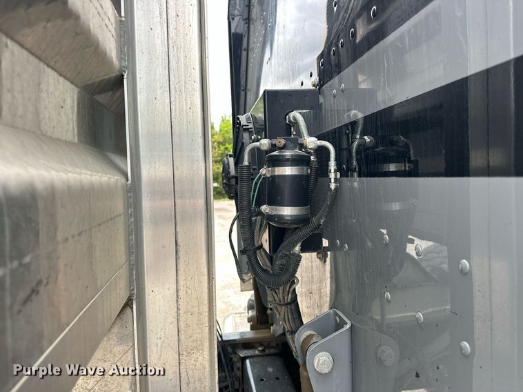 image for item DS3634 2022 Peterbilt 389 semi truck