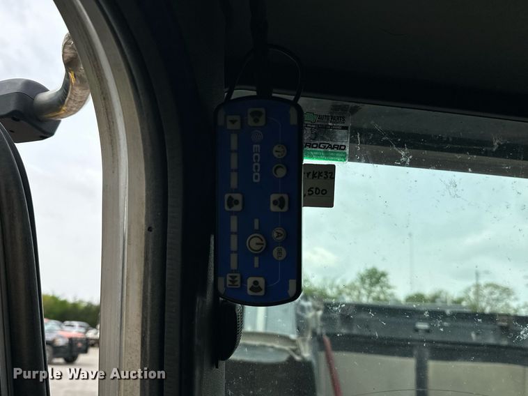 image for item DS3634 2022 Peterbilt 389 semi truck