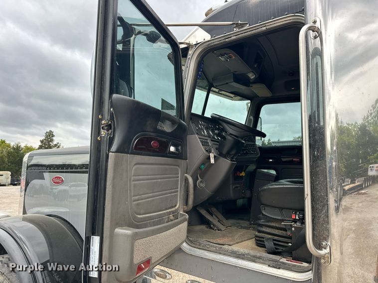 image for item DS3634 2022 Peterbilt 389 semi truck
