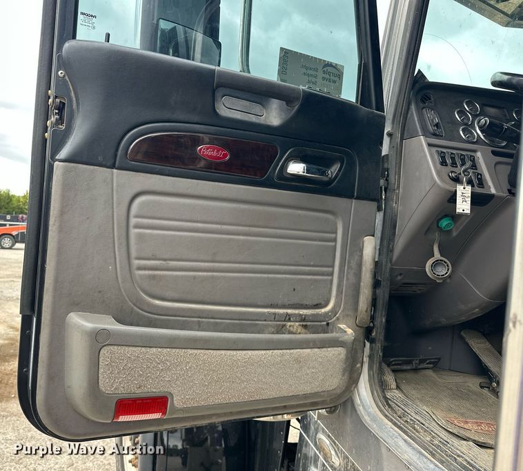 image for item DS3634 2022 Peterbilt 389 semi truck