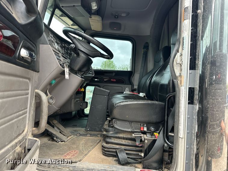 image for item DS3634 2022 Peterbilt 389 semi truck