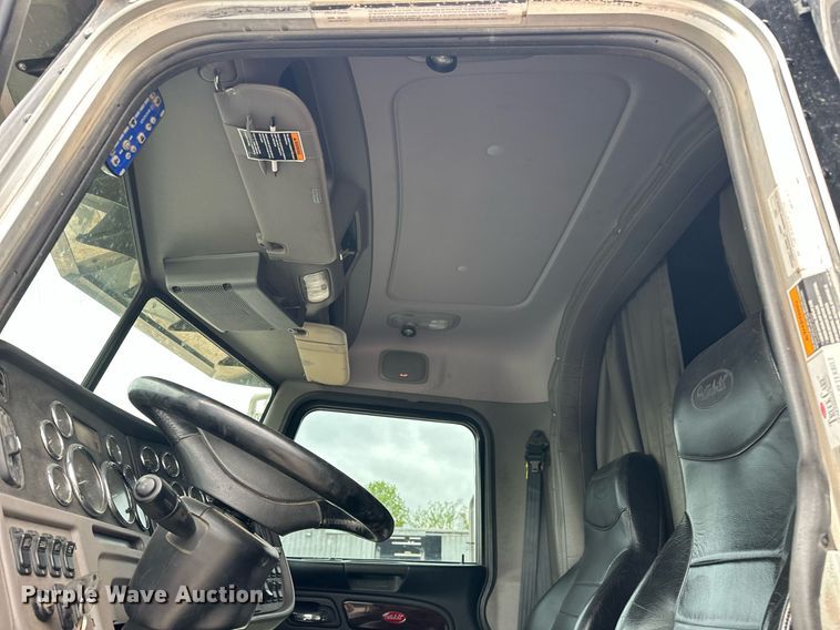 image for item DS3634 2022 Peterbilt 389 semi truck