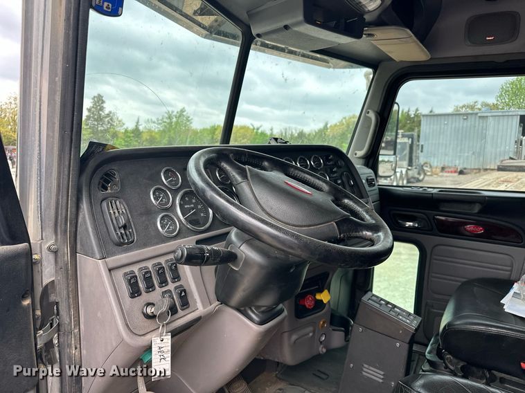 image for item DS3634 2022 Peterbilt 389 semi truck