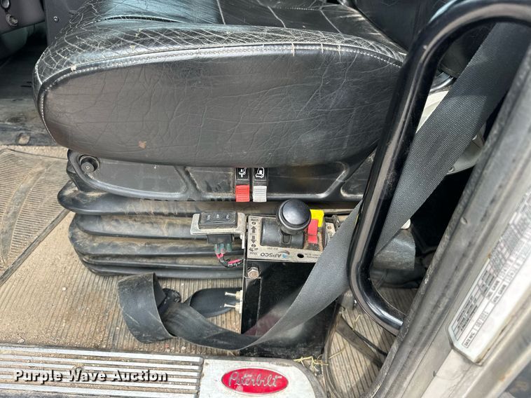 image for item DS3634 2022 Peterbilt 389 semi truck