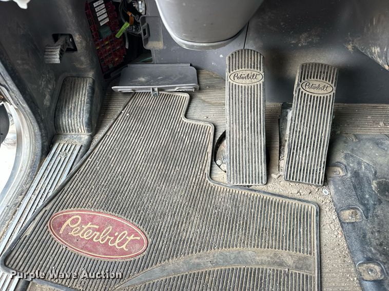 image for item DS3634 2022 Peterbilt 389 semi truck