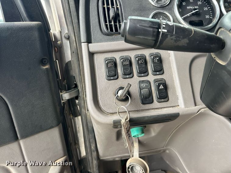 image for item DS3634 2022 Peterbilt 389 semi truck