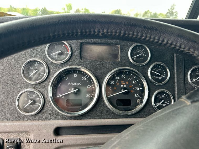 image for item DS3634 2022 Peterbilt 389 semi truck