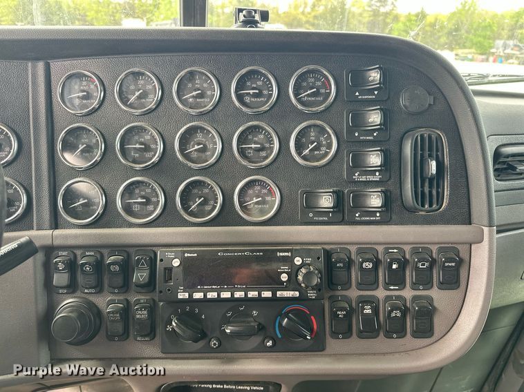 image for item DS3634 2022 Peterbilt 389 semi truck