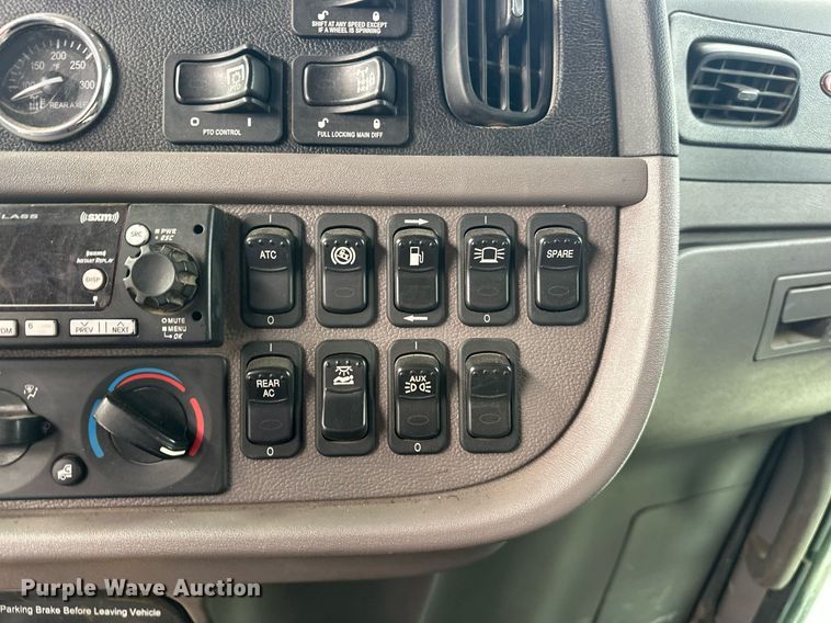 image for item DS3634 2022 Peterbilt 389 semi truck