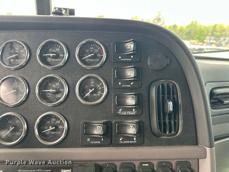 image for item DS3634 2022 Peterbilt 389 semi truck