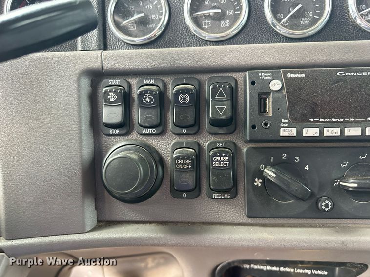 image for item DS3634 2022 Peterbilt 389 semi truck