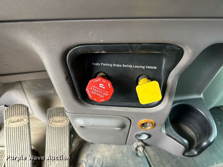 image for item DS3634 2022 Peterbilt 389 semi truck