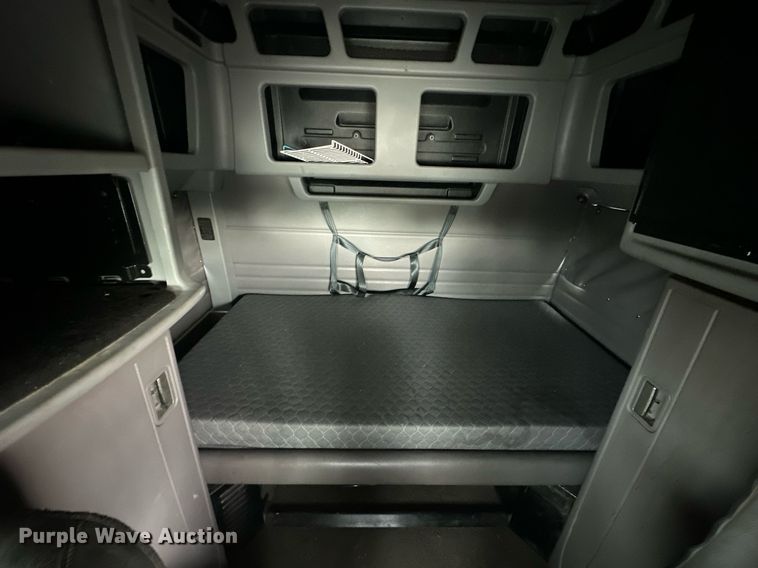 image for item DS3634 2022 Peterbilt 389 semi truck