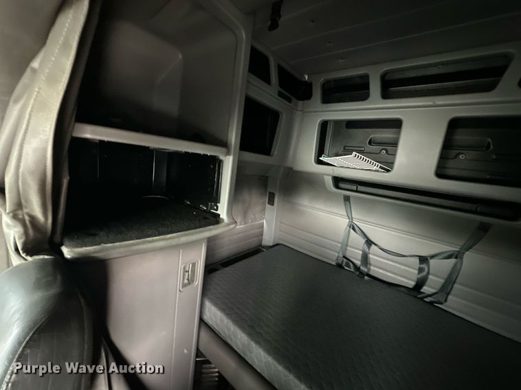 image for item DS3634 2022 Peterbilt 389 semi truck