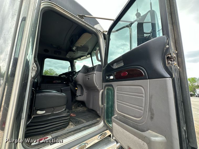 image for item DS3634 2022 Peterbilt 389 semi truck