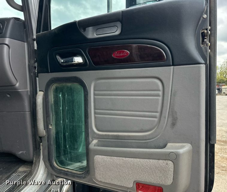 image for item DS3634 2022 Peterbilt 389 semi truck