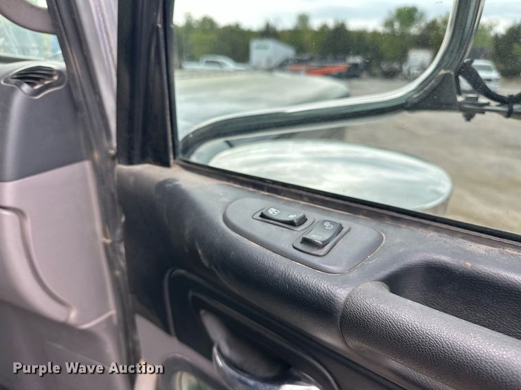 image for item DS3634 2022 Peterbilt 389 semi truck