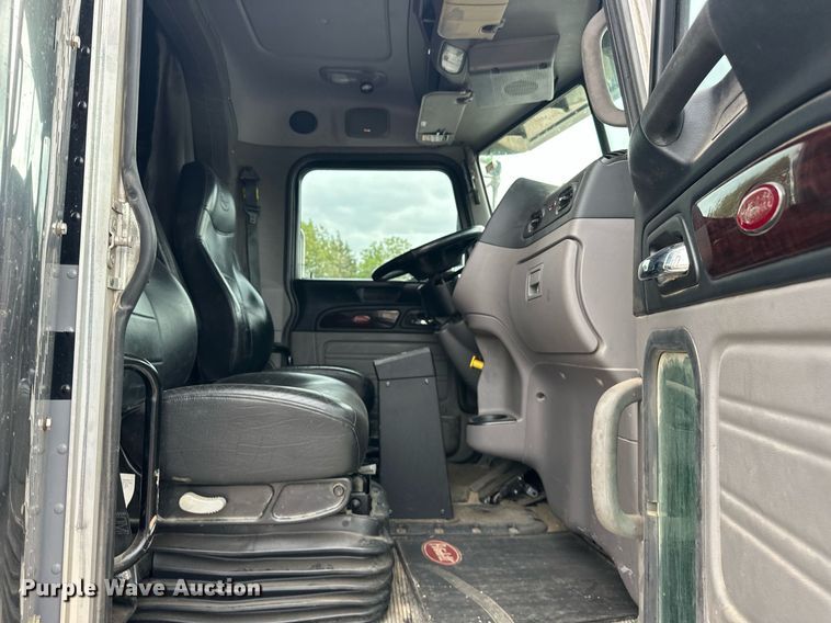 image for item DS3634 2022 Peterbilt 389 semi truck