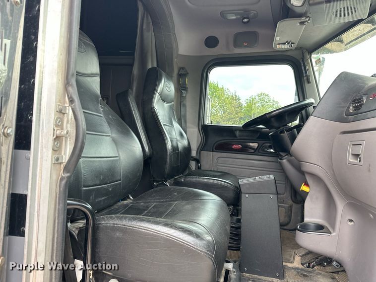 image for item DS3634 2022 Peterbilt 389 semi truck