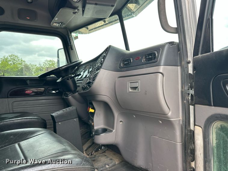 image for item DS3634 2022 Peterbilt 389 semi truck