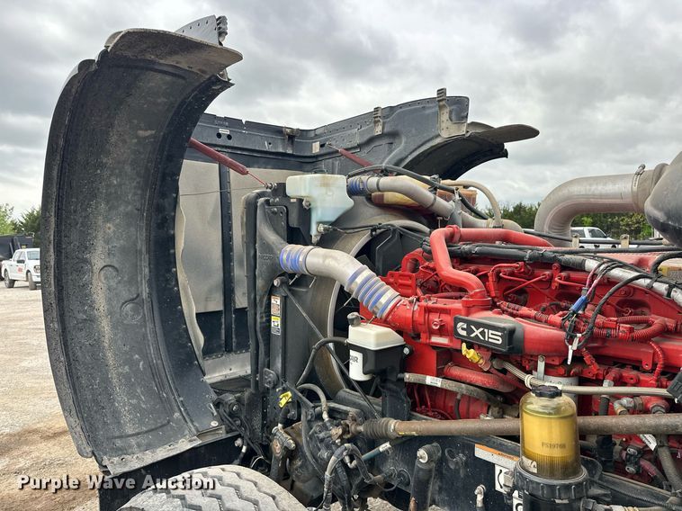 image for item DS3634 2022 Peterbilt 389 semi truck