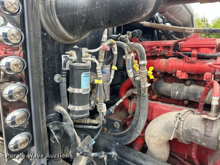 image for item DS3634 2022 Peterbilt 389 semi truck