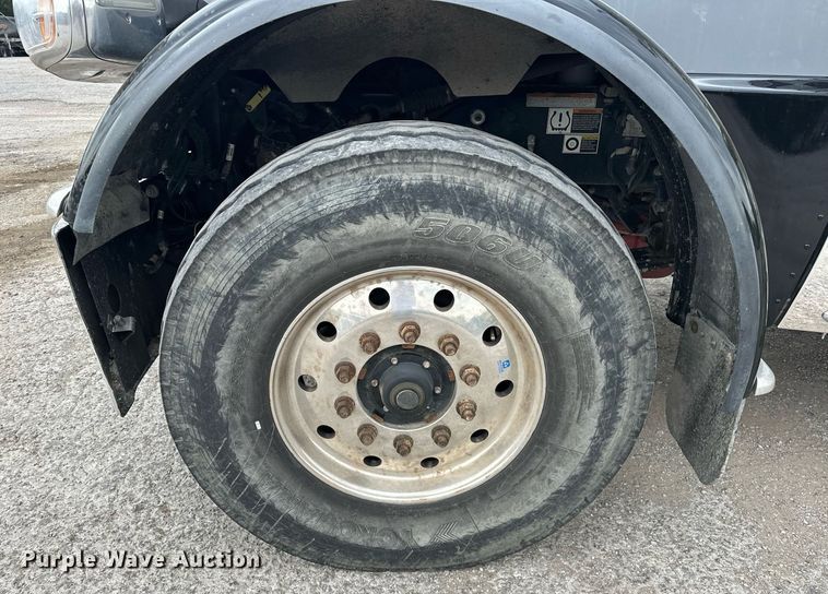 image for item DS3634 2022 Peterbilt 389 semi truck