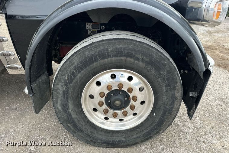 image for item DS3634 2022 Peterbilt 389 semi truck