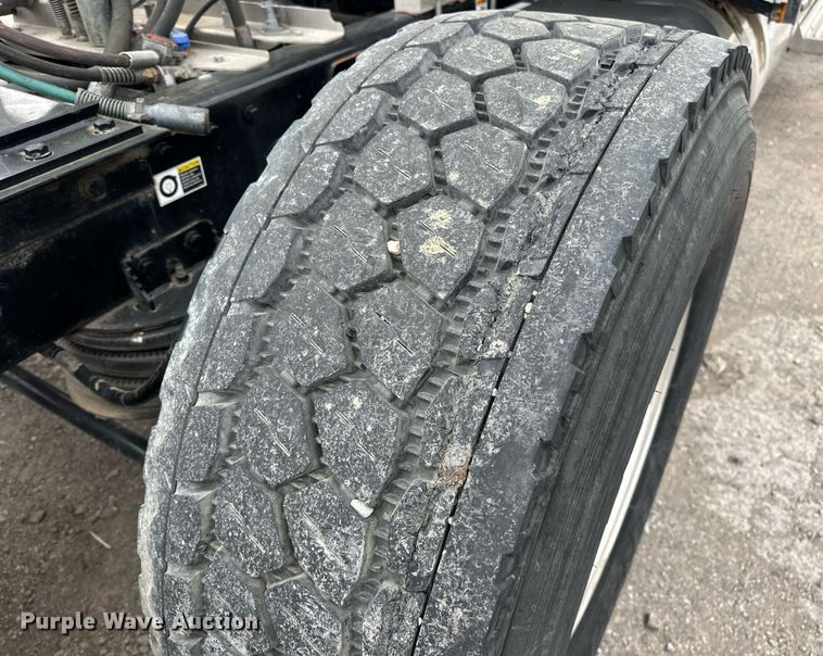 image for item DS3634 2022 Peterbilt 389 semi truck