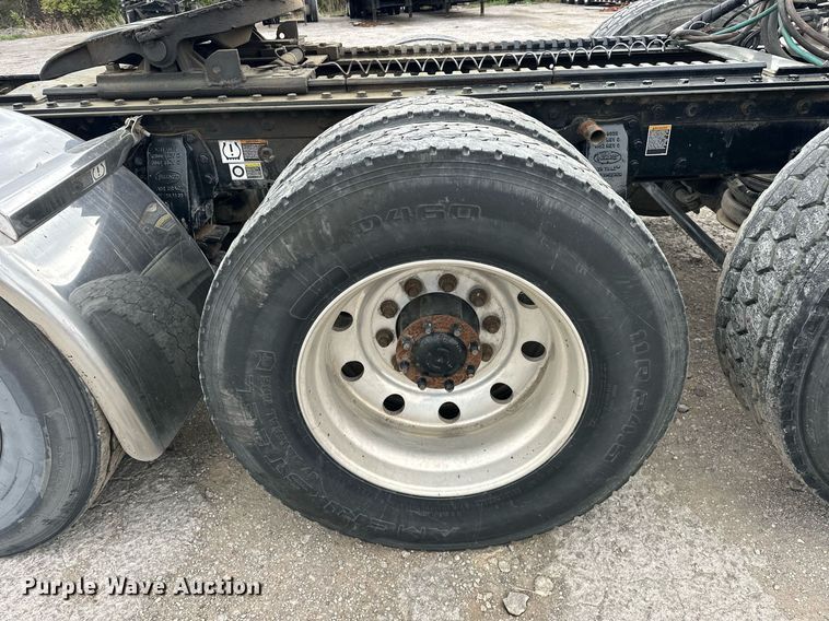 image for item DS3634 2022 Peterbilt 389 semi truck