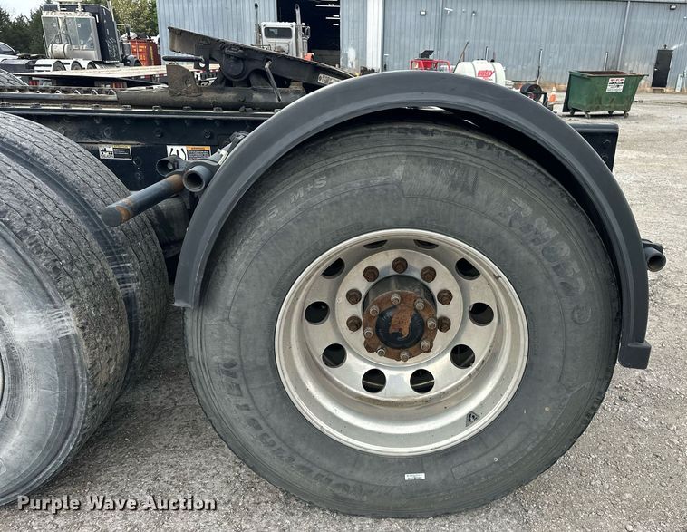 image for item DS3634 2022 Peterbilt 389 semi truck