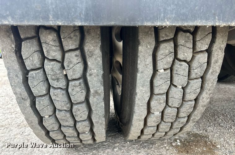 image for item DS3634 2022 Peterbilt 389 semi truck