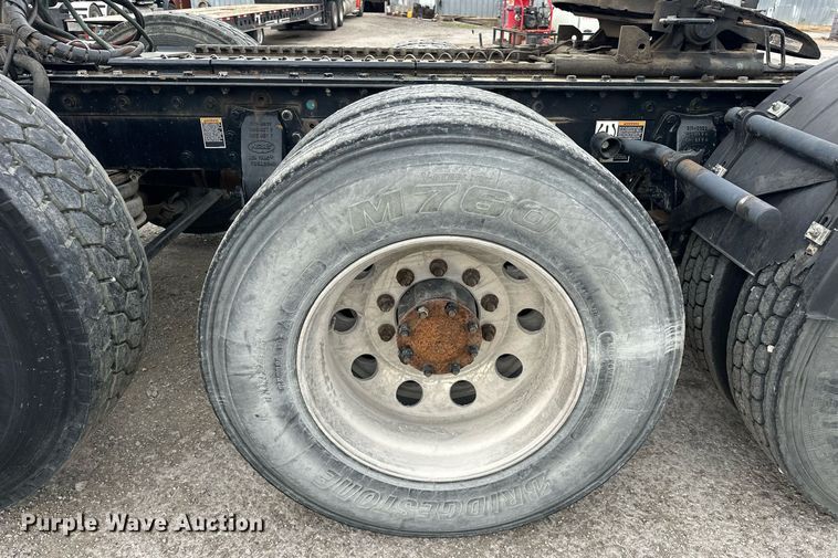 image for item DS3634 2022 Peterbilt 389 semi truck