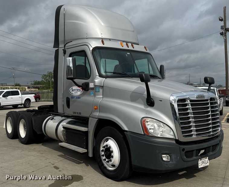 image for item DS4275 2014 Freightliner Casadia semi truck