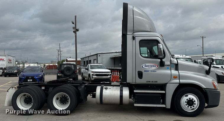 image for item DS4275 2014 Freightliner Casadia semi truck