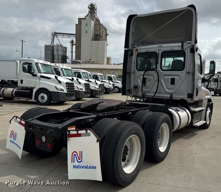 image for item DS4275 2014 Freightliner Casadia semi truck