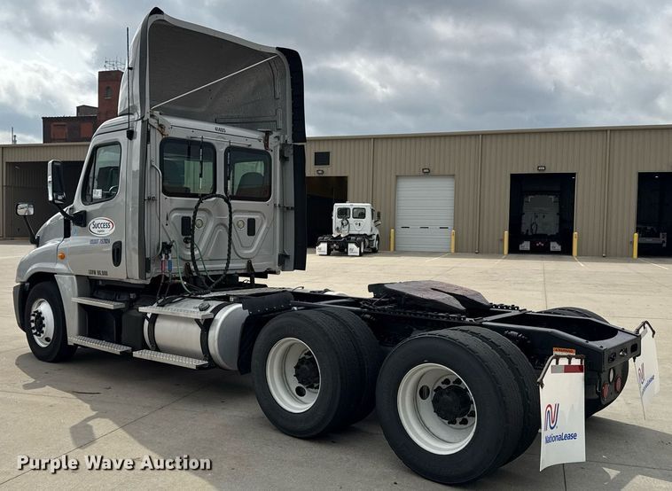 image for item DS4275 2014 Freightliner Casadia semi truck