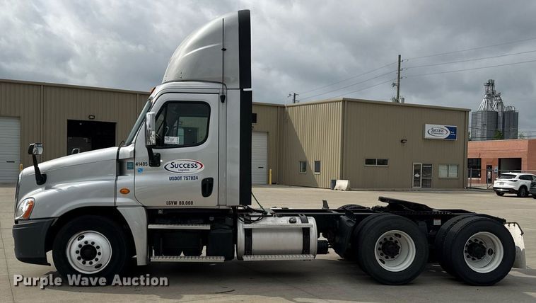 image for item DS4275 2014 Freightliner Casadia semi truck