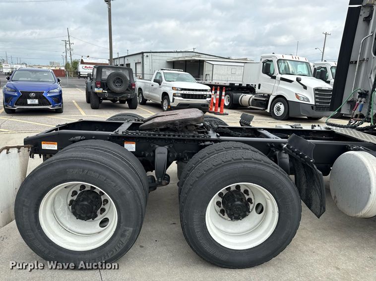 image for item DS4275 2014 Freightliner Casadia semi truck