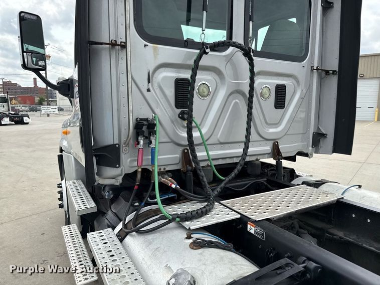 image for item DS4275 2014 Freightliner Casadia semi truck