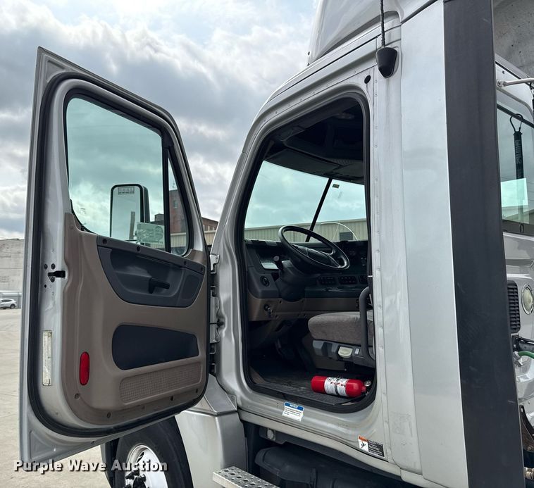 image for item DS4275 2014 Freightliner Casadia semi truck