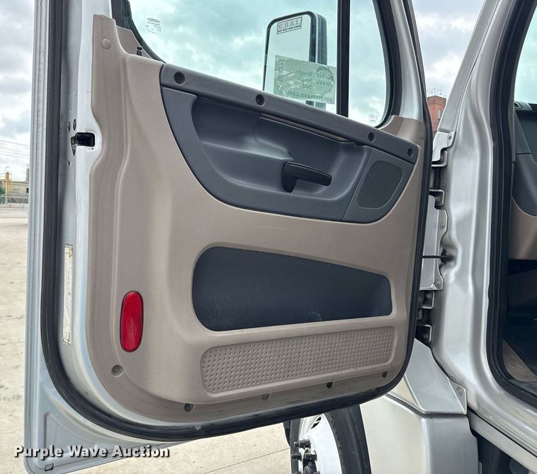 image for item DS4275 2014 Freightliner Casadia semi truck