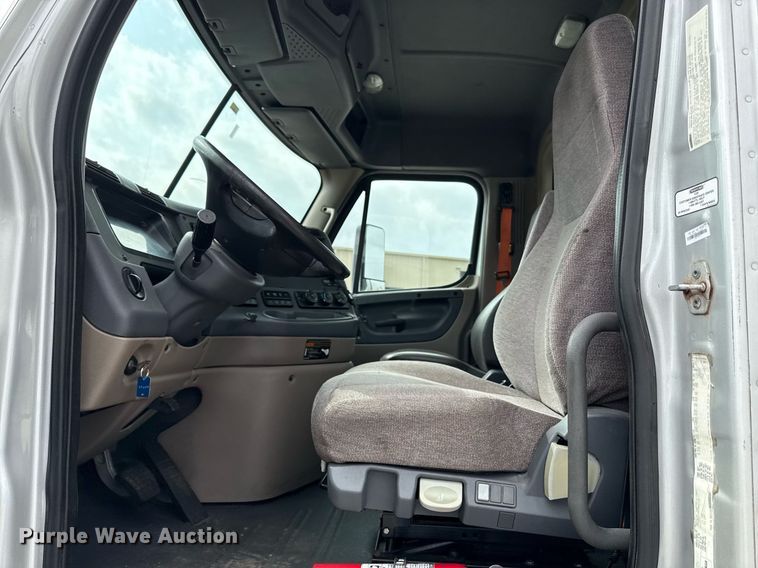 image for item DS4275 2014 Freightliner Casadia semi truck