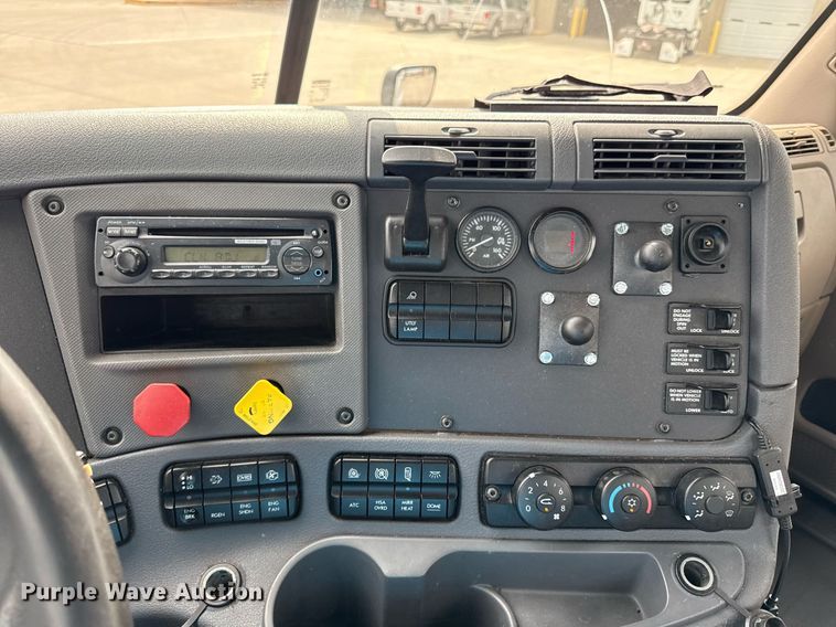 image for item DS4275 2014 Freightliner Casadia semi truck