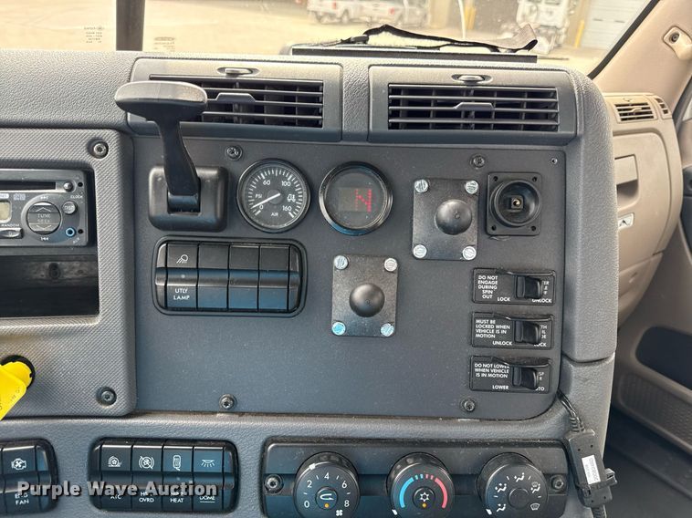 image for item DS4275 2014 Freightliner Casadia semi truck