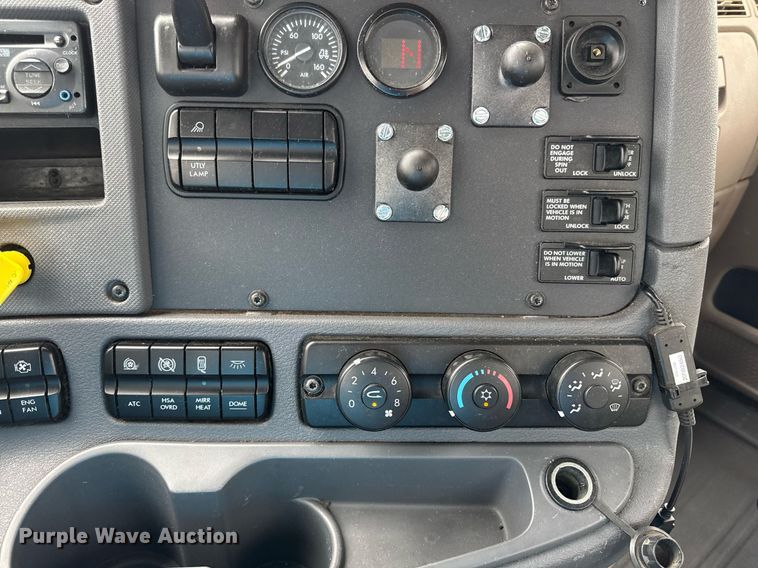 image for item DS4275 2014 Freightliner Casadia semi truck