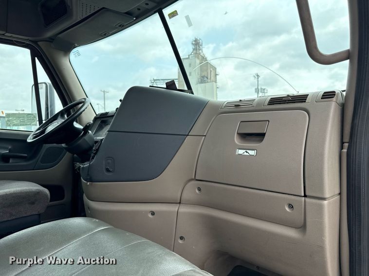 image for item DS4275 2014 Freightliner Casadia semi truck