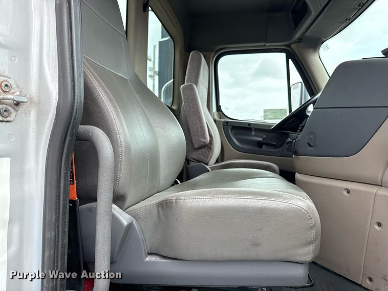 image for item DS4275 2014 Freightliner Casadia semi truck