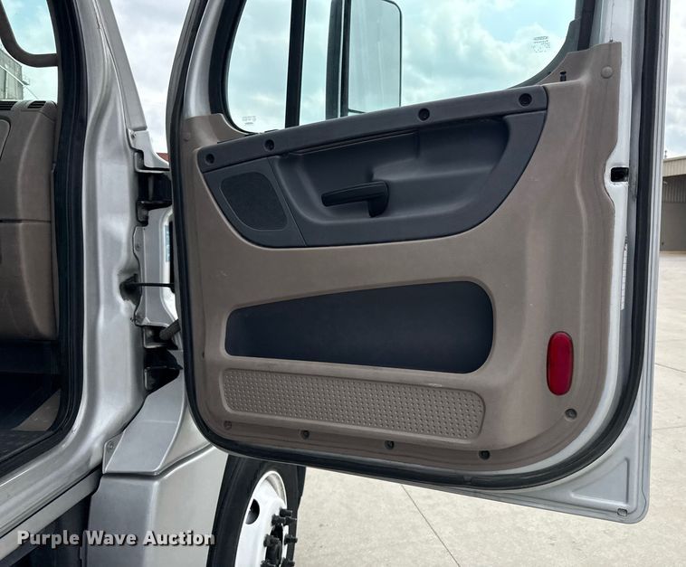 image for item DS4275 2014 Freightliner Casadia semi truck